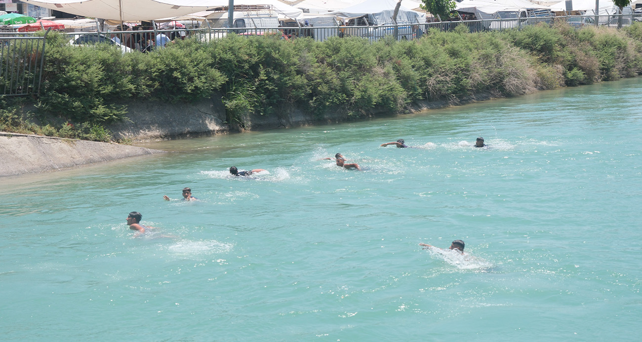 Adana’da hava sıcaklığı 44 dereceye ulaştı, çocuklar kanallara akın etti
