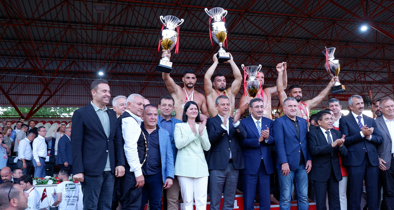 Başpehlivanlara ödüllerini Cumhurbaşkanı Yardımcısı Yılmaz verdi