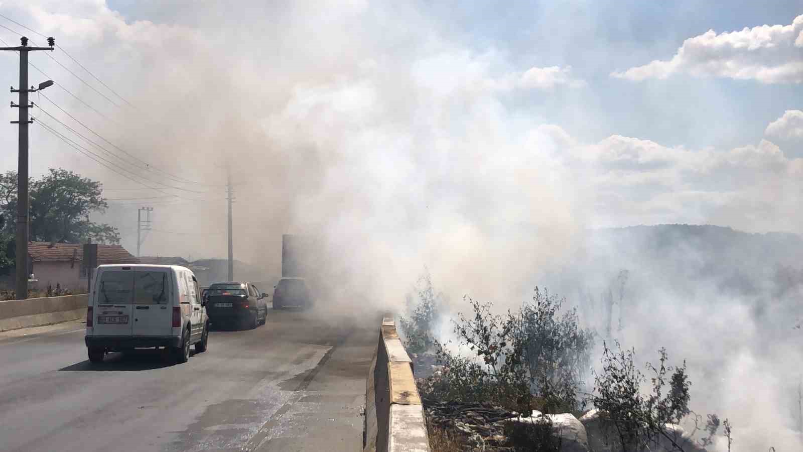 Ot ve çalı yangını sürücülere zor anlar yaşattı