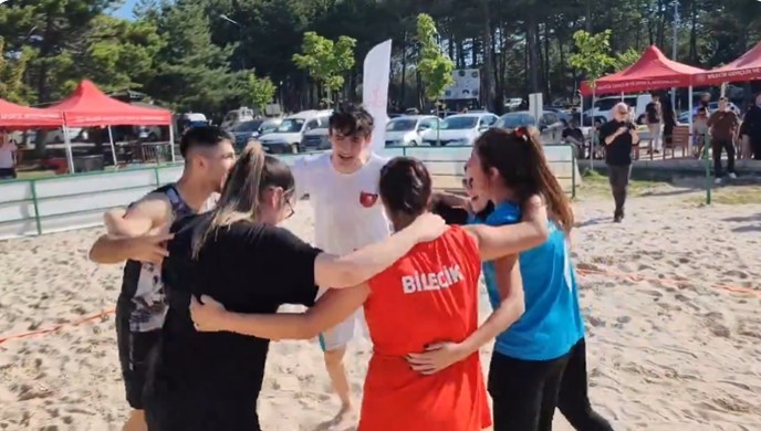 Plaj Voleybolu Turnuvası’nın şampiyonu ‘Kumdan Kale’ isimli takım oldu