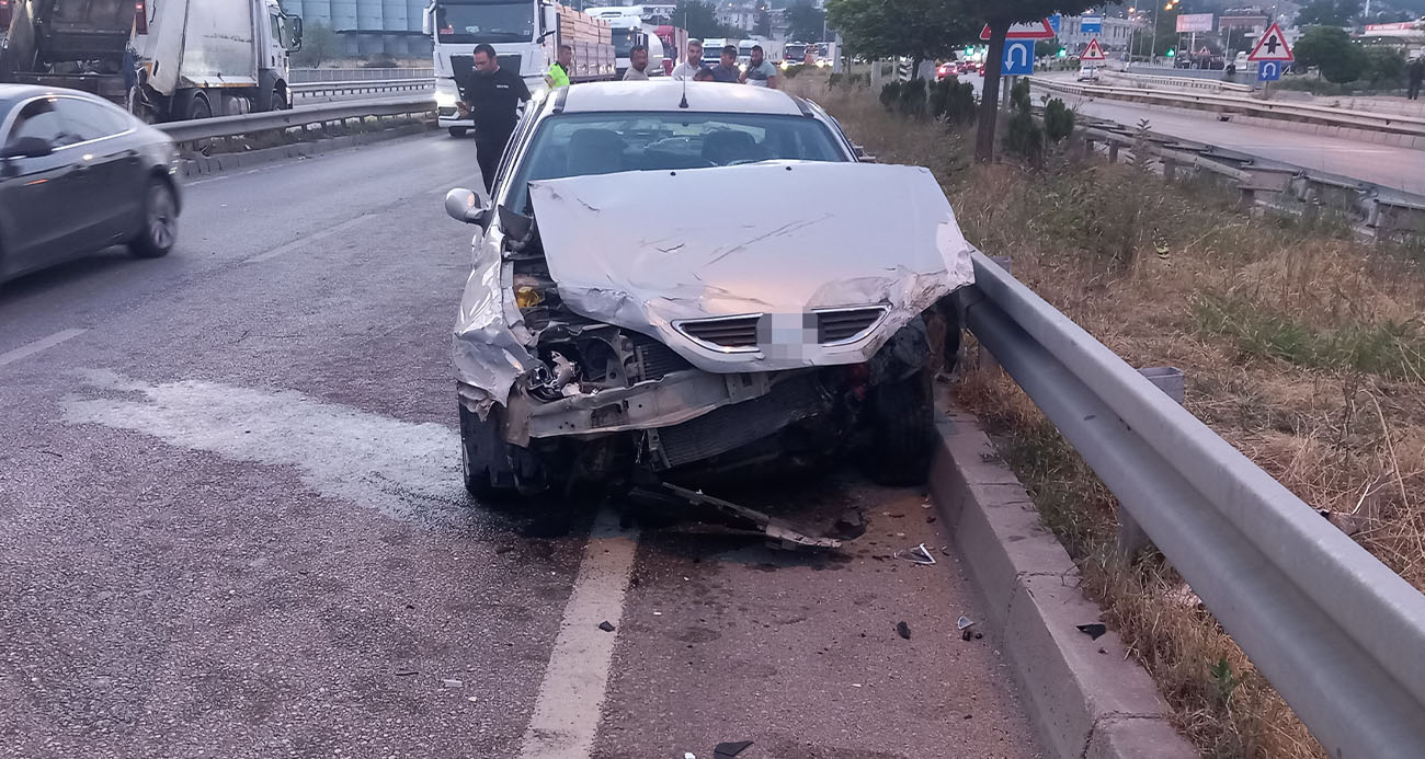 Otomobil tıra çarptı: 6 yaralı