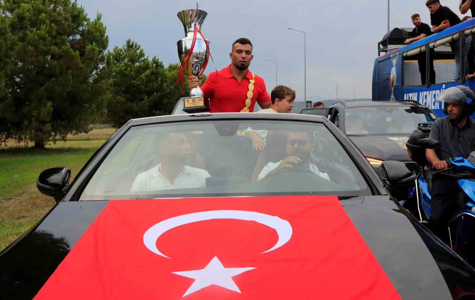 Kırkpınar Başpehlivanı Yusuf Can Zeybek’e Antalya’da coşkulu karşılama