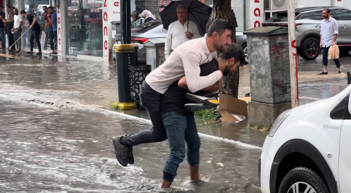 Tatvan’da sağanak nedeniyle iş yerini su bastı