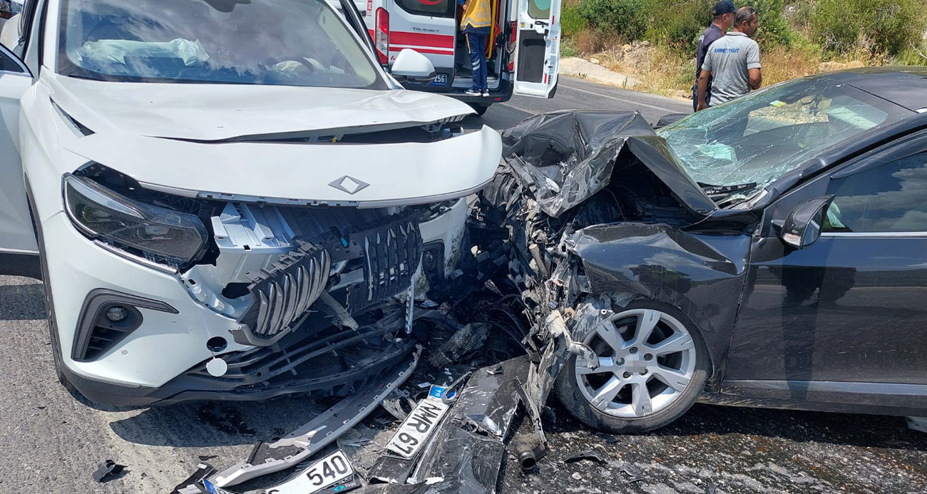 Antalya’da 2 araç kafa kafaya çarpıştı: 7 yaralı