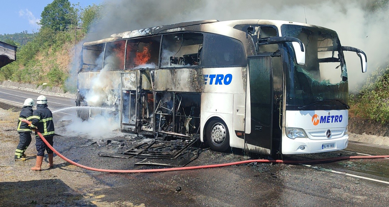 Metro Turizm’in Mercedes marka otobüsü alev alev yandı