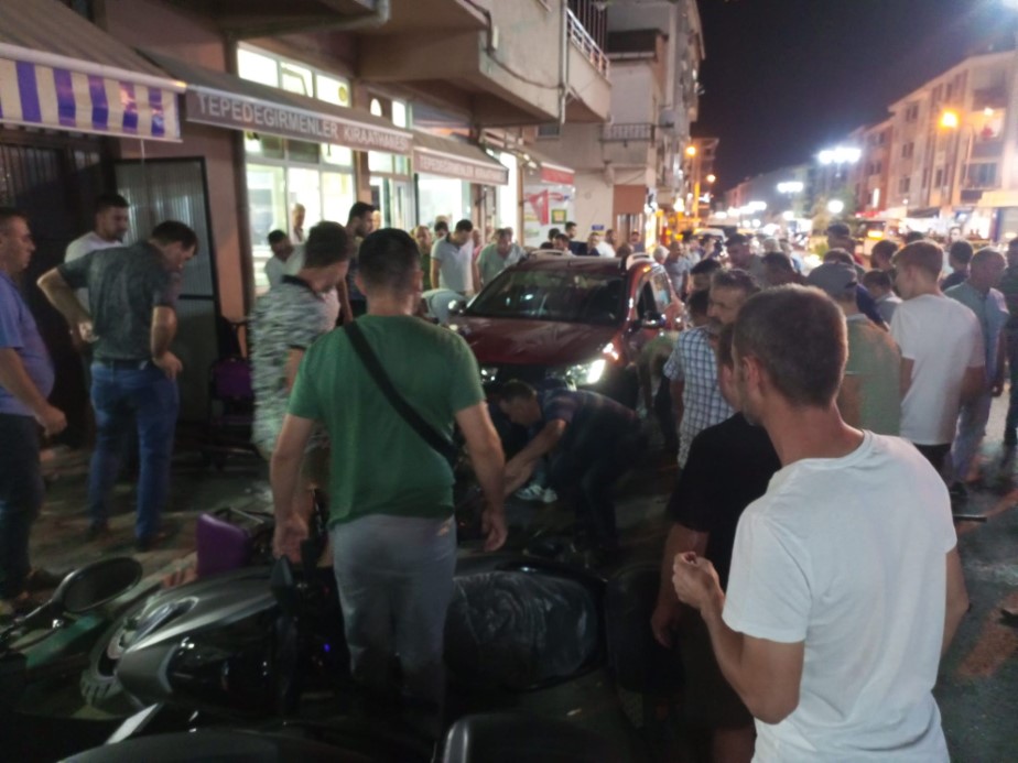 Kontrolden çıkan otomobil kahvehane önünde oturanların arasında daldı: 11 yaralı