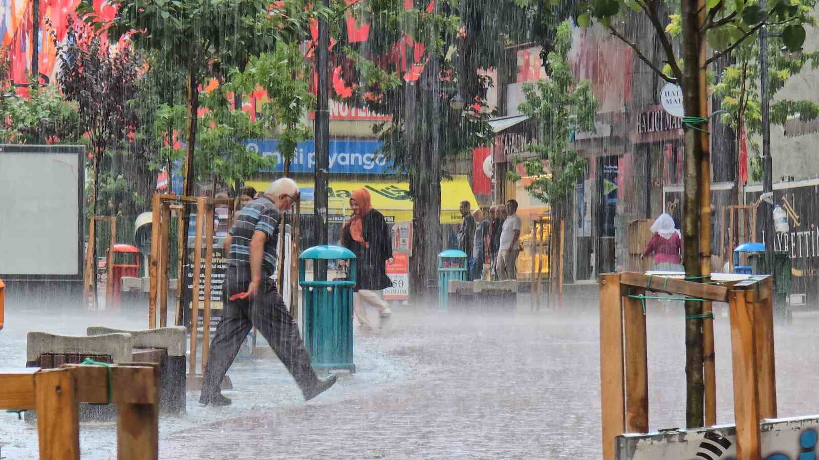 Yaz yağmurunda vatandaşlar sığınacak yer aradı