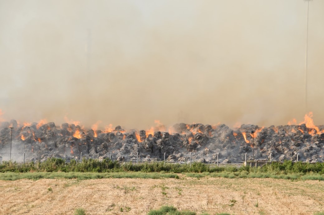 Söke Kipaş Kağıt Fabrikası’ndaki yangın 16 saattir devam ediyor
