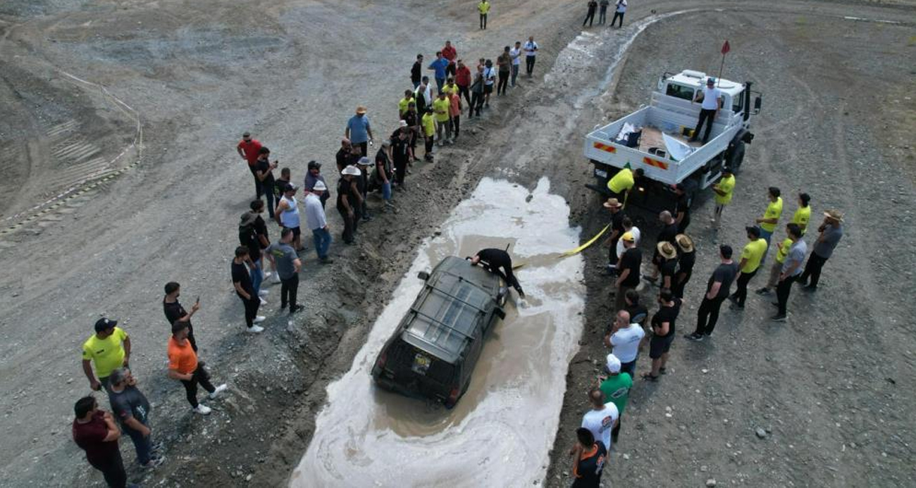 Erzincan’da off-road yarışmasında pilotlar çamura saplandı