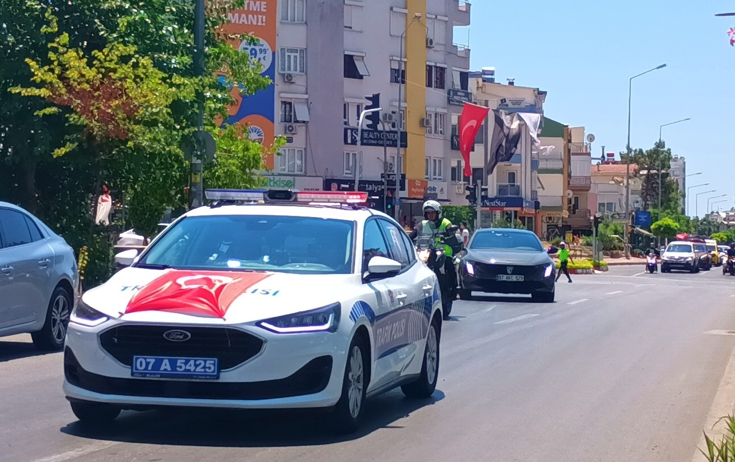 Polis, Jandarma ve Sahil Güvenlik’ten 15 Temmuz korteji