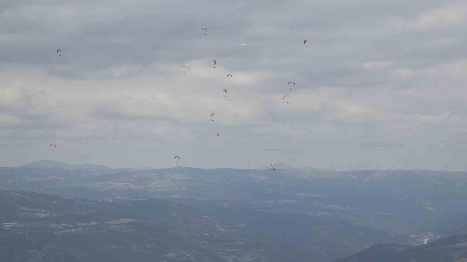 Tokat’ta sporcular uçarken, vatandaşlar izlerken heyecanlandı