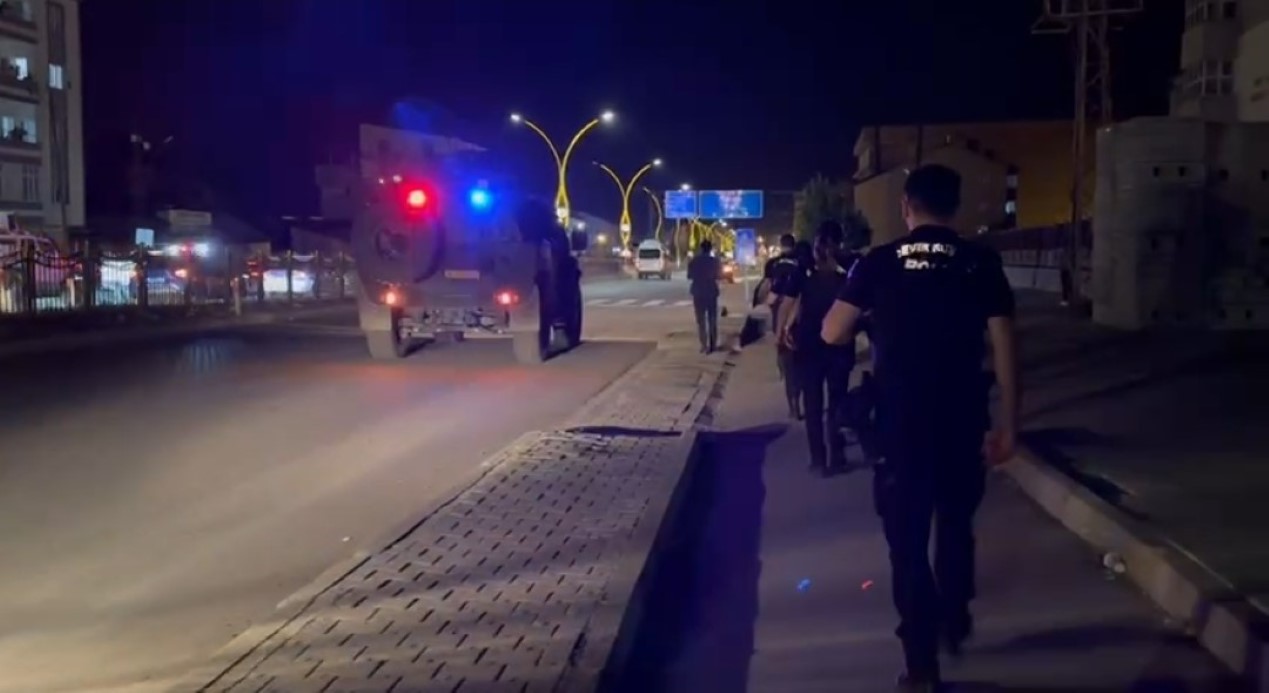 15 Temmuz yürüyüşü yapan gruba havai fişekli saldırı