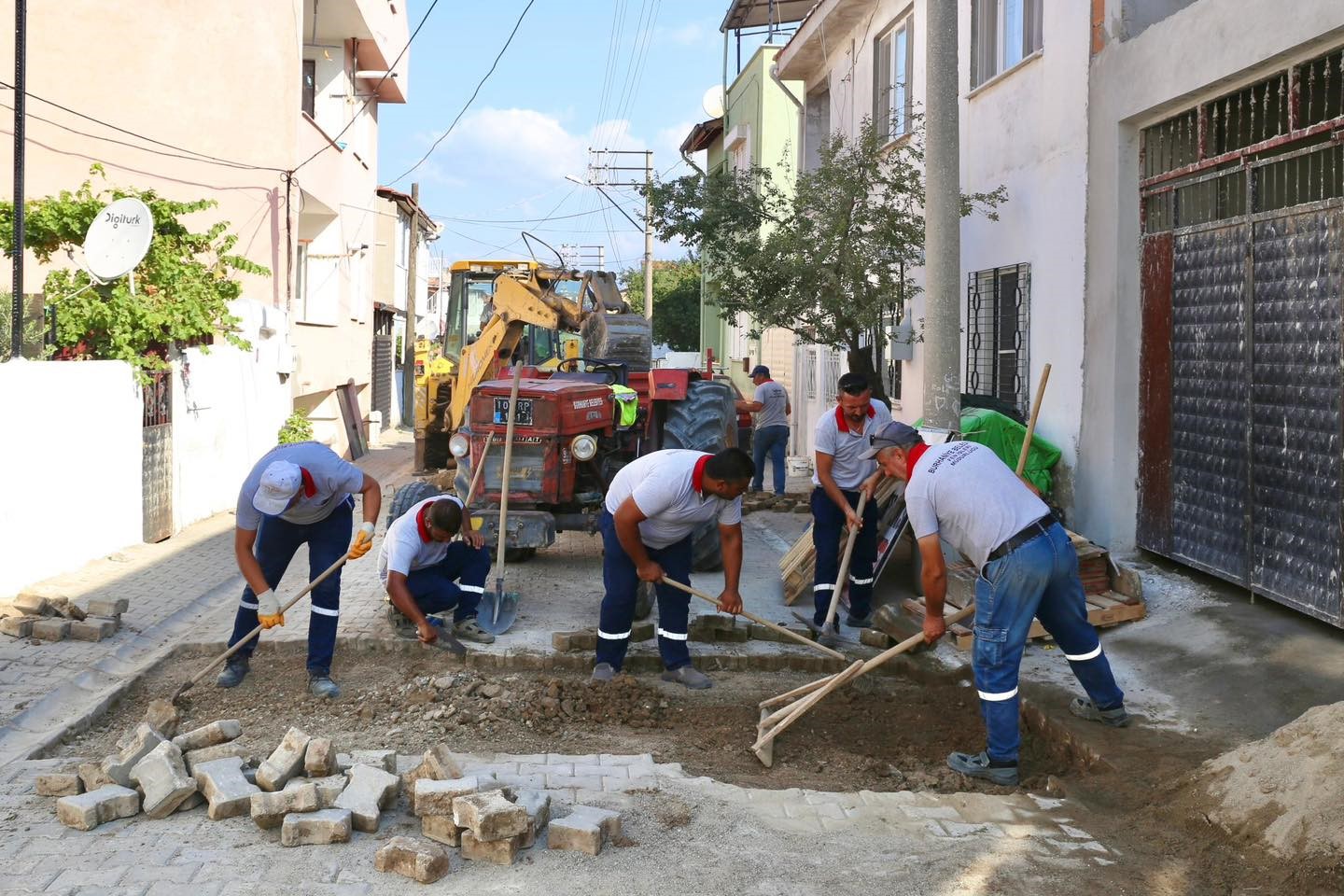 Burhaniye’de yol çalışmaları tüm hızıyla devam ediyor