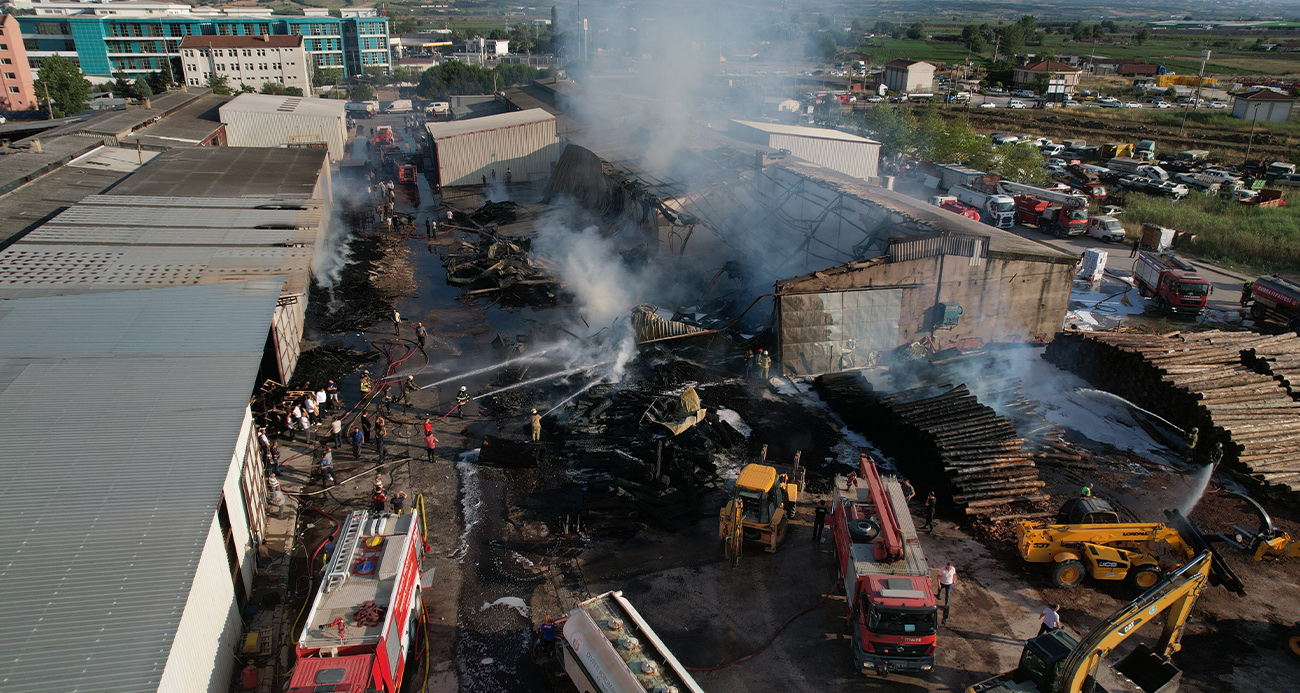 Kereste fabrikasındaki yangın iş yerlerine sıçradı, olay yeri havadan görüntülendi