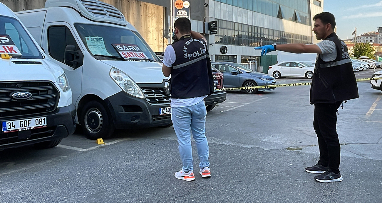 Esenler’de bir şahıs yüksek sesle müzik dinleyenleri uyardı: Kurşunların hedefi oldu