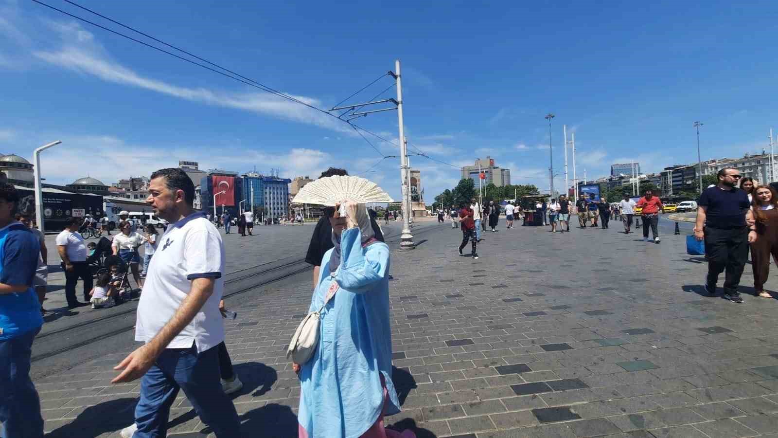 Yerli ve yabancı turistler sıcak havaya rağmen Taksim’e akın etti