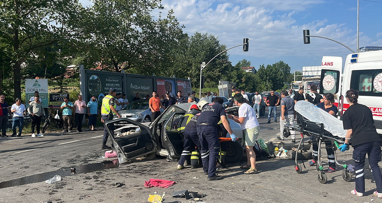 Kamyon ve 2 otomobilin karıştığı kazada can pazarı: 4 yaralı