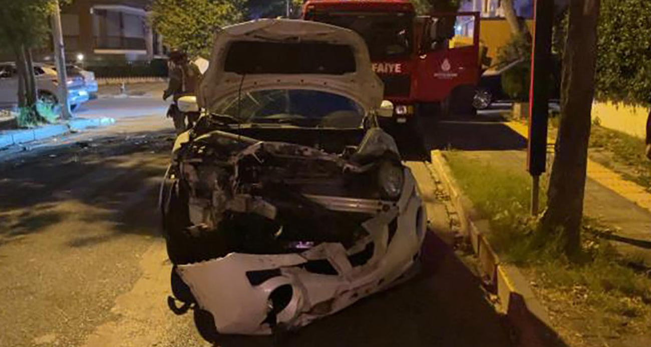 Bakırköy’de iki araç çarpıştı, 3 kişi yaralandı