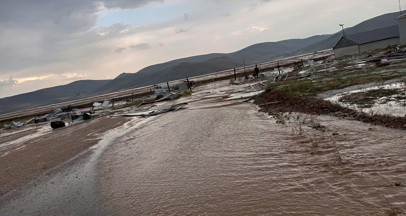 Köse’de fırtına ve sağanak etkili oldu: Çatılar yıkıldı, dereler taştı
