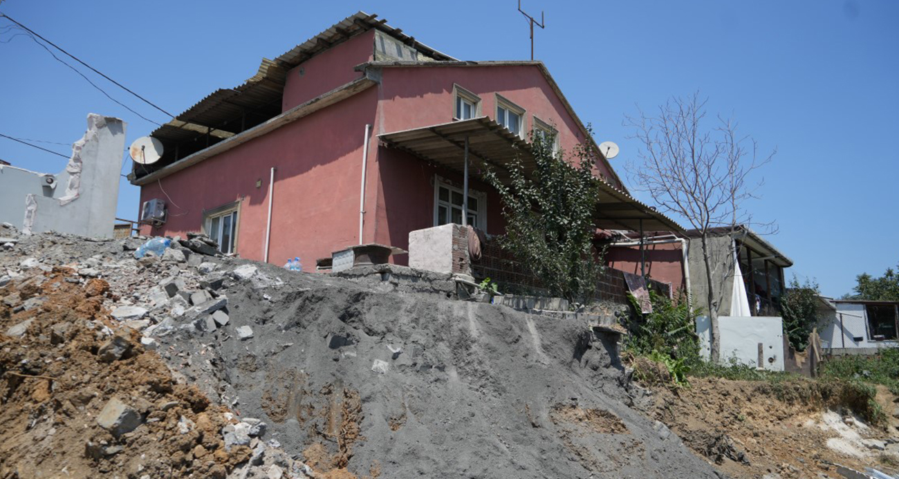 İstanbul’da maden sahasının ortasında kalan mahalleli uçurumun kenarında yaşıyor