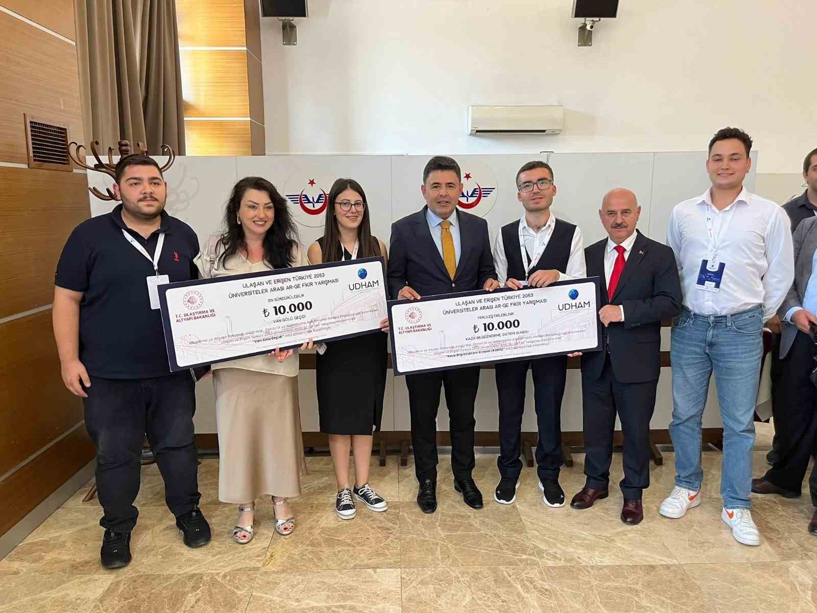 Düzce Üniversitesi “Ulaşan ve Erişen Türkiye 2053” yarışmasından ödülle döndü