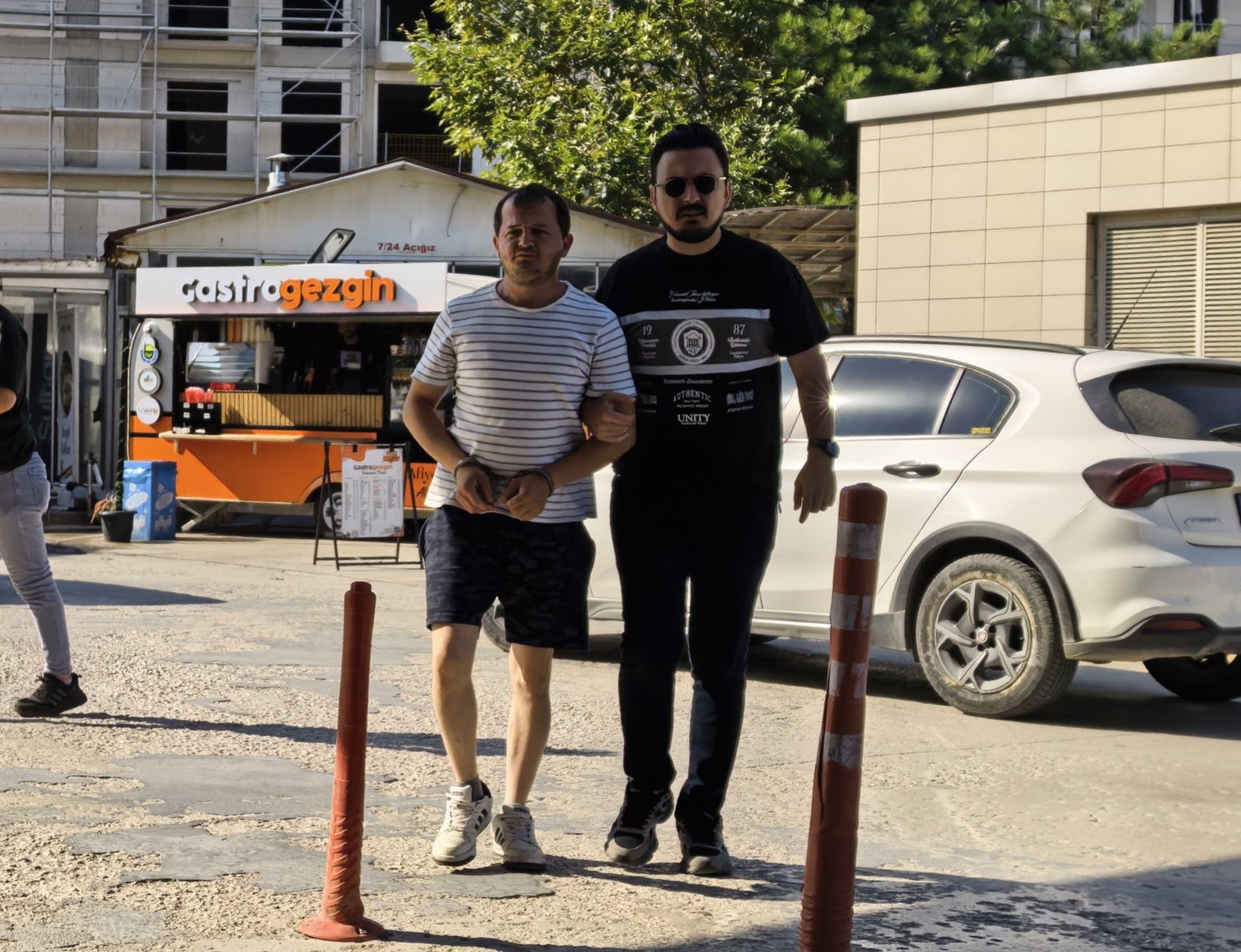 uyusturucu-madde-ile-kacmaya-calisan-sahis-polis-ekiplerince-yakalandi