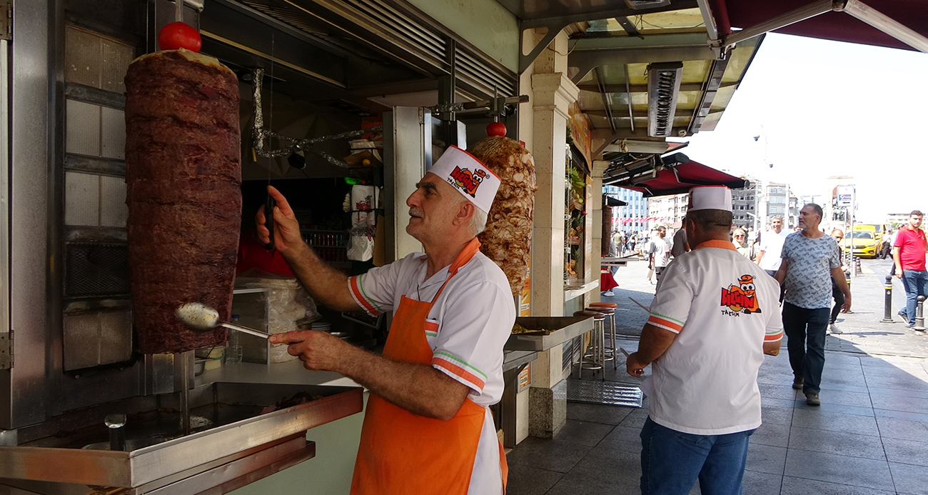 Taksim’de esnaf elektrik kesintisi yüzünden BEDAŞ’a tepki gösterdi