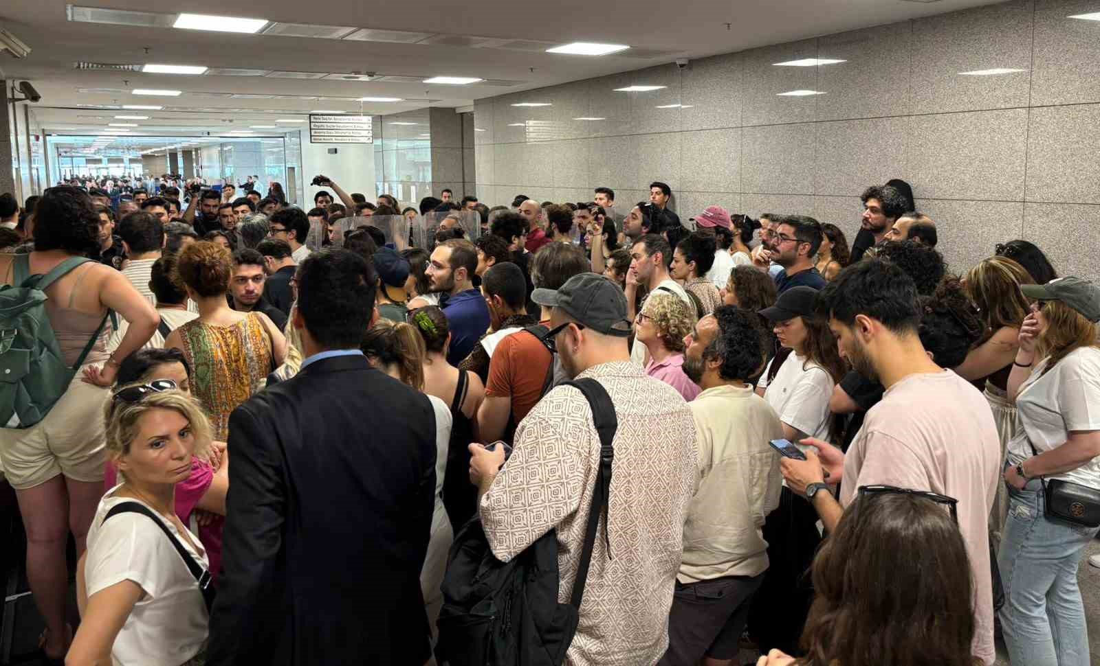 deniz-goktas-in-adliyeye-sevkinde-gerginlik-kemal-kilicdaroglu-ve-ekibine-protesto