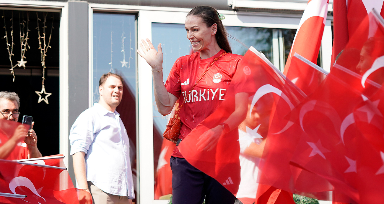 A Milli Kadın Voleybol Takımı’nın Paris yolculuğu başladı