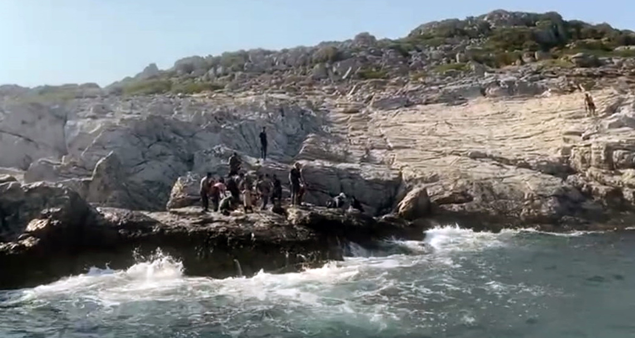 Düzensiz göçmenleri Rodos diye ıssız koya bırakıp gittiler