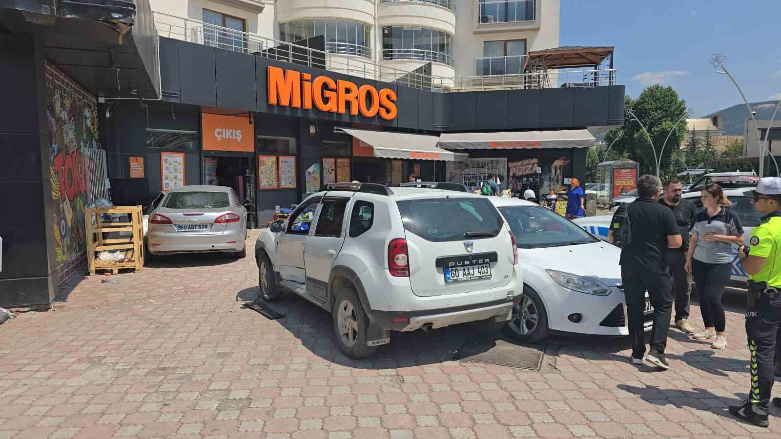 Kontrolden çıkan araç Migros’a girdi