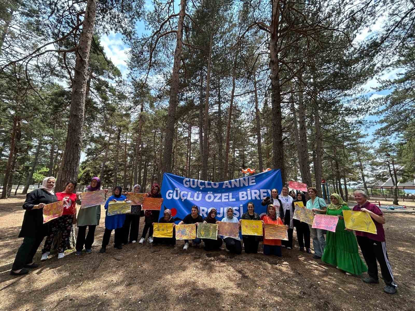 Kastamonu’da özel bireyler ile anneleri, doğada ebru yaparak stres attı