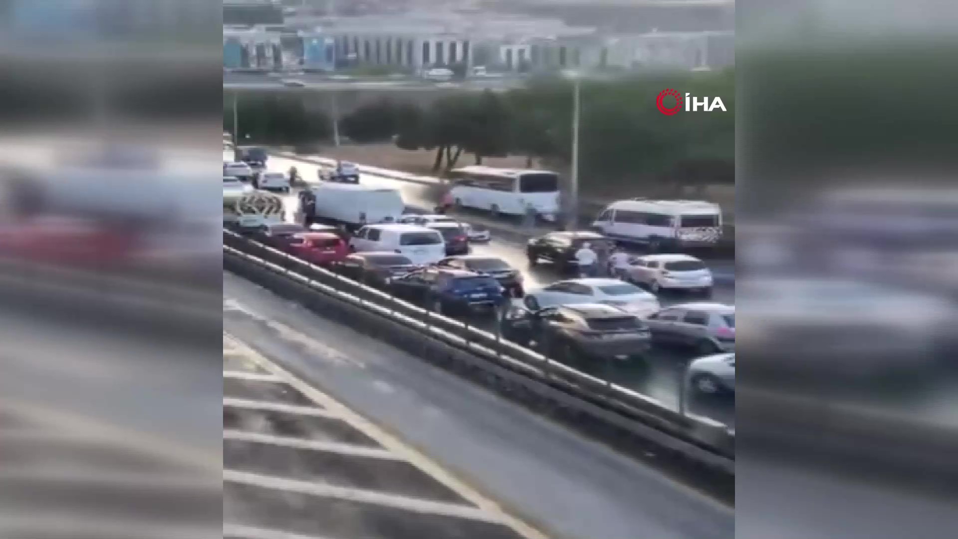 Avcılar istikametinde zincirleme kaza! 10 araç birbirine girdi