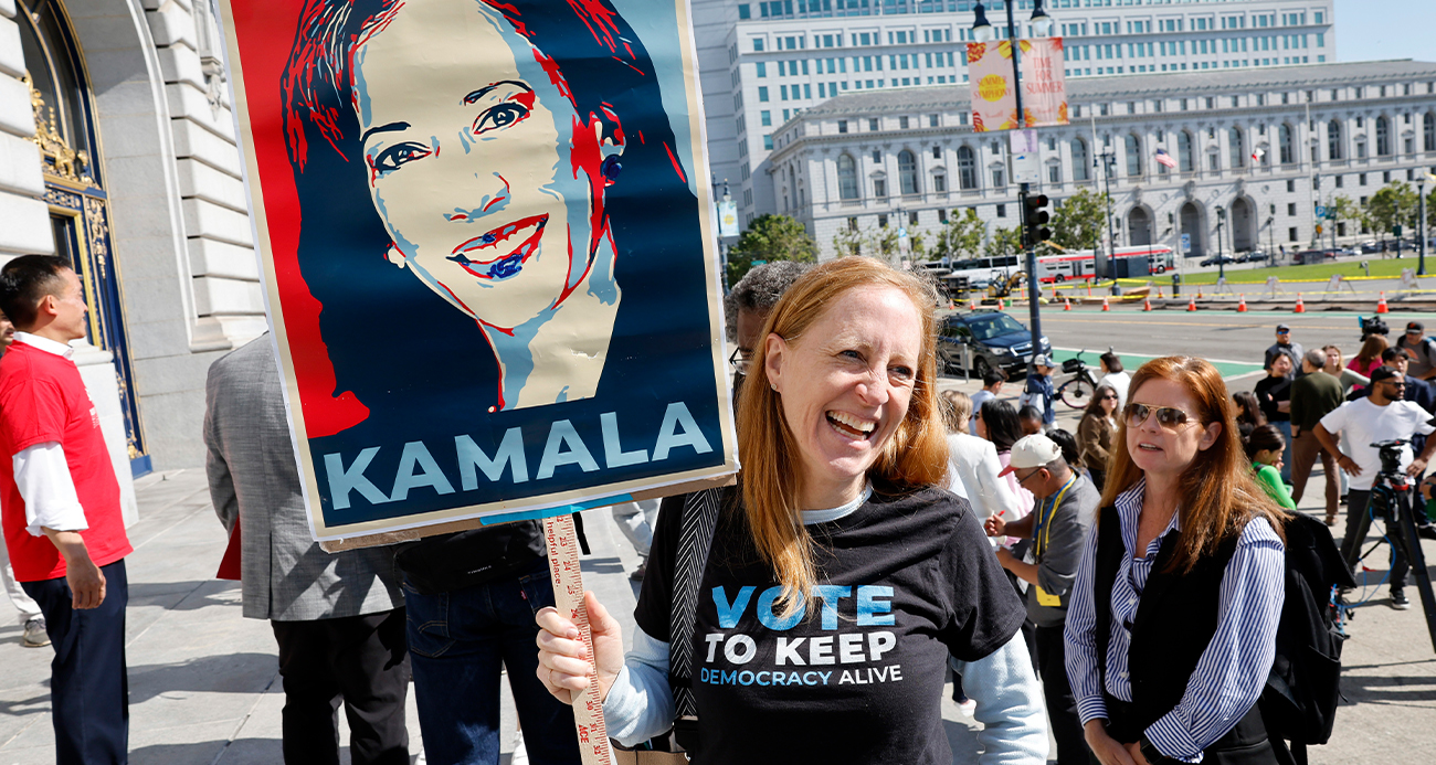 Son seçim anketine göre Kamala Harris az farkla Trump'ın önünde