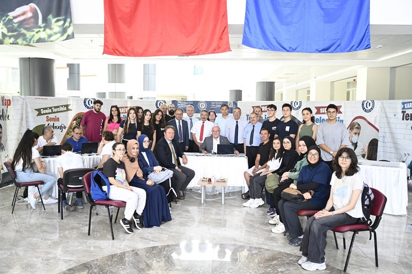 Rektör Savaş, Uşak Üniversitesi Tercih Günlerinde aday öğrencilerle buluştu