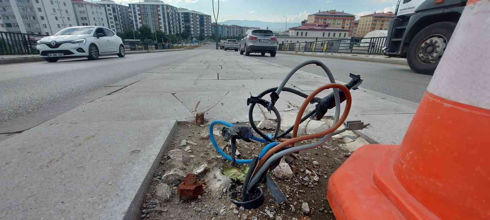 Erzurum’da yol ortasındaki açık elektrik kabloları büyük tehlike oluşturuyor