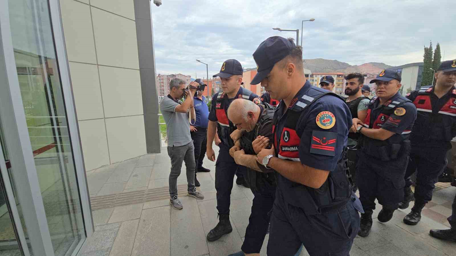 Eski muhtarı öldüren yeni muhtar ve oğlu tutuklandı