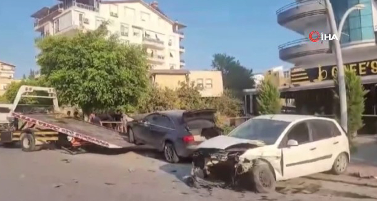 Antalya’da aracın motorunu yerinden fırlatan kaza: 3 yaralı