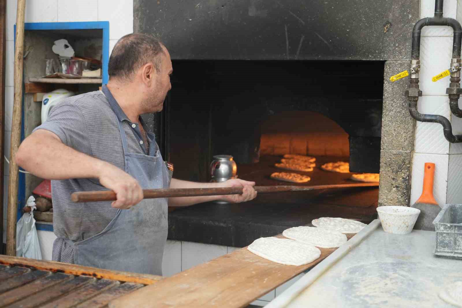 Kilis’in 40 derecelik sıcağında fırınların zorlu ekmek mesaisi