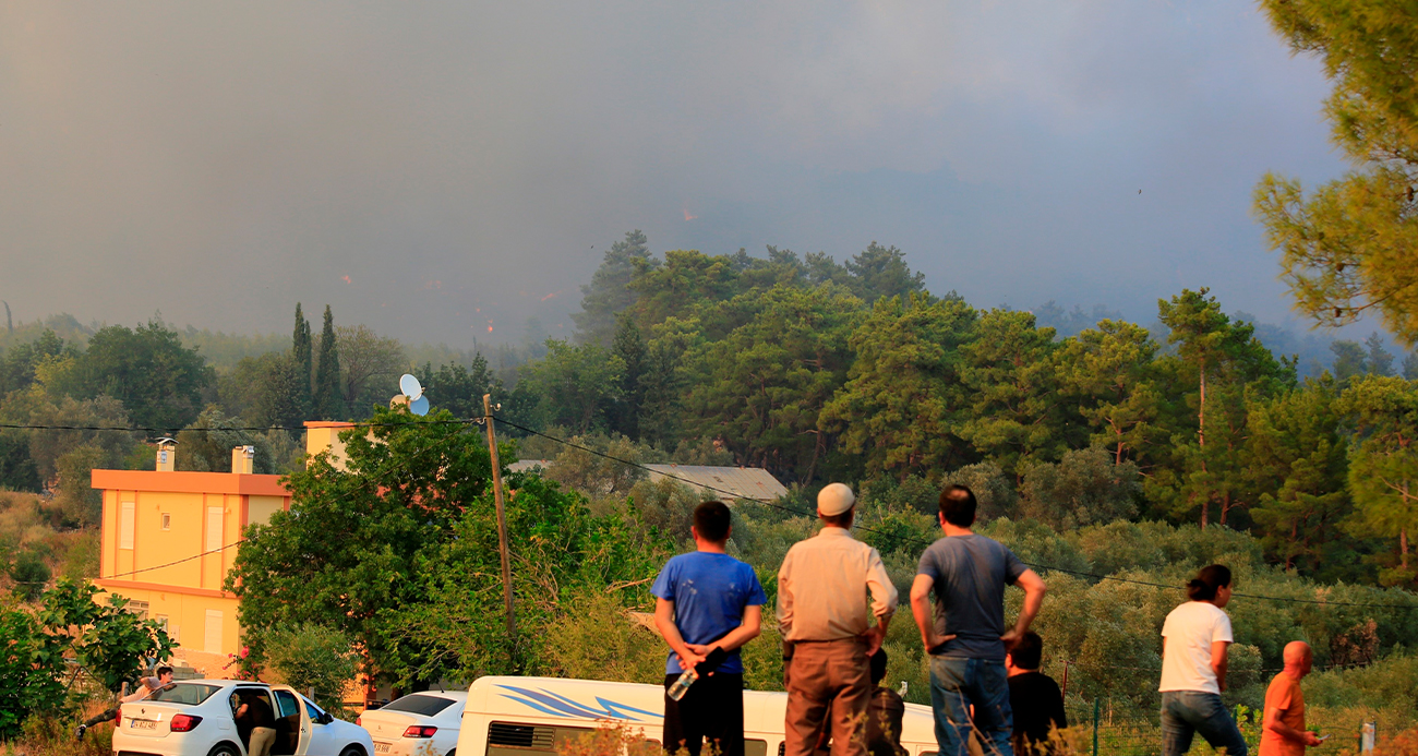 Antalya’daki orman yangınında 7 ev boşaltıldı