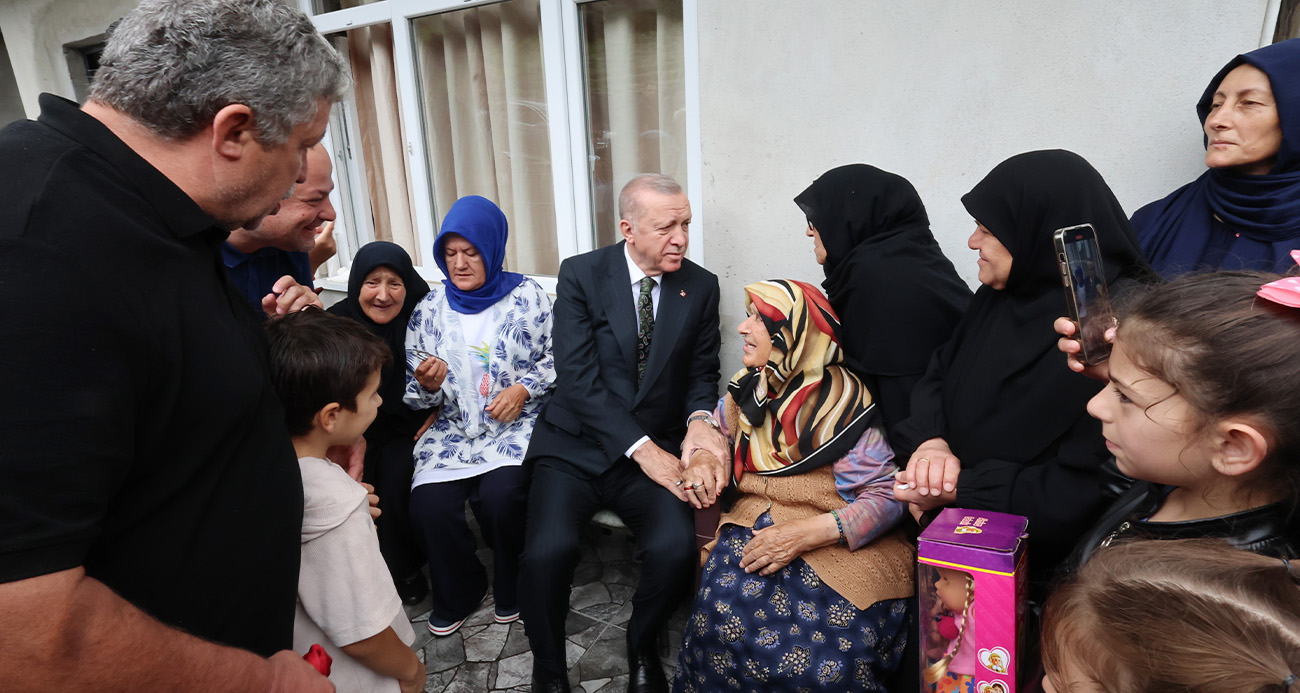 Cumhurbaşkanı Erdoğan, Rize'de komşu ve akrabaları ile hasret giderdi