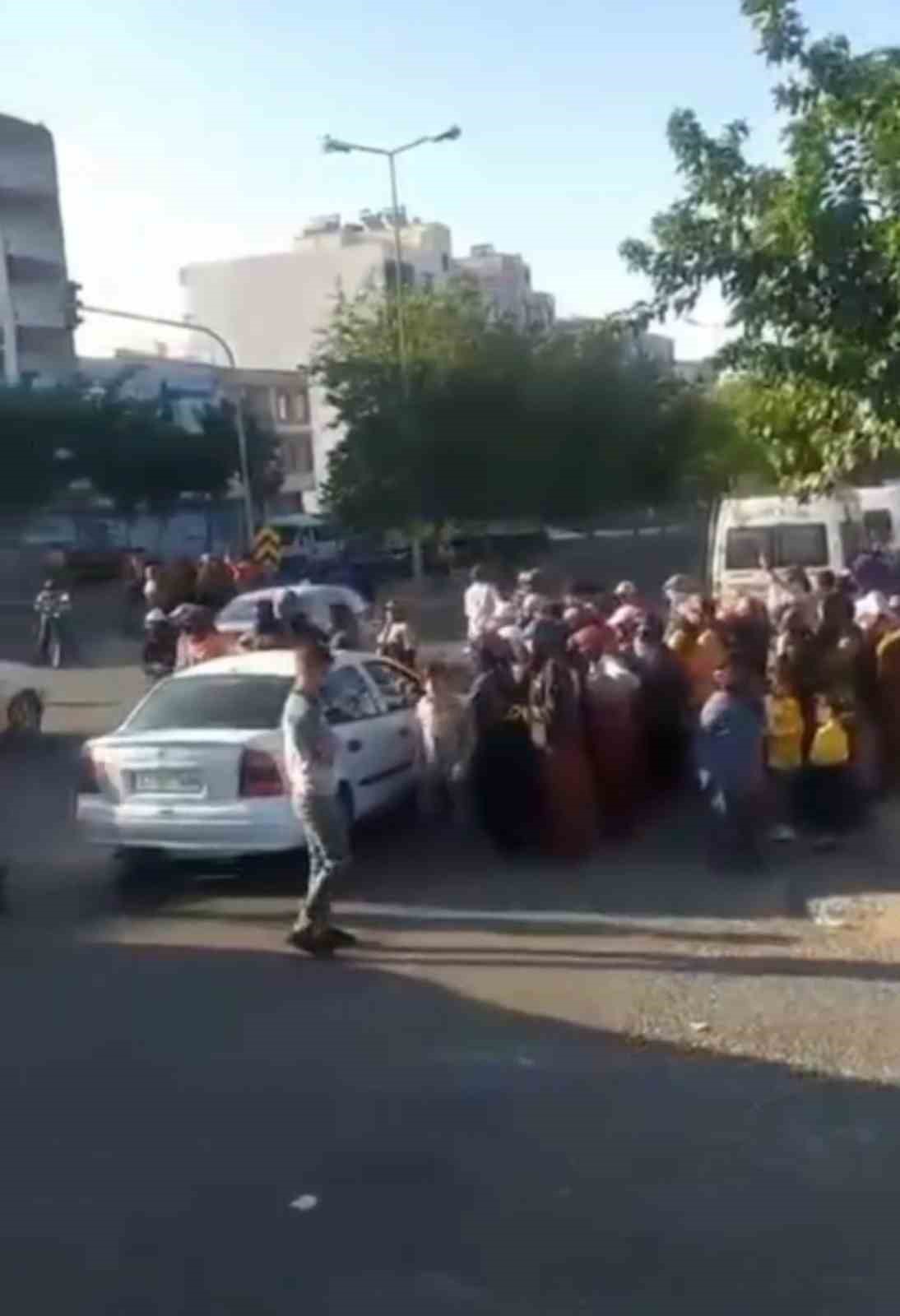 Siverek’te tarım işçileri yevmiye ücretini protesto için yol kapattı