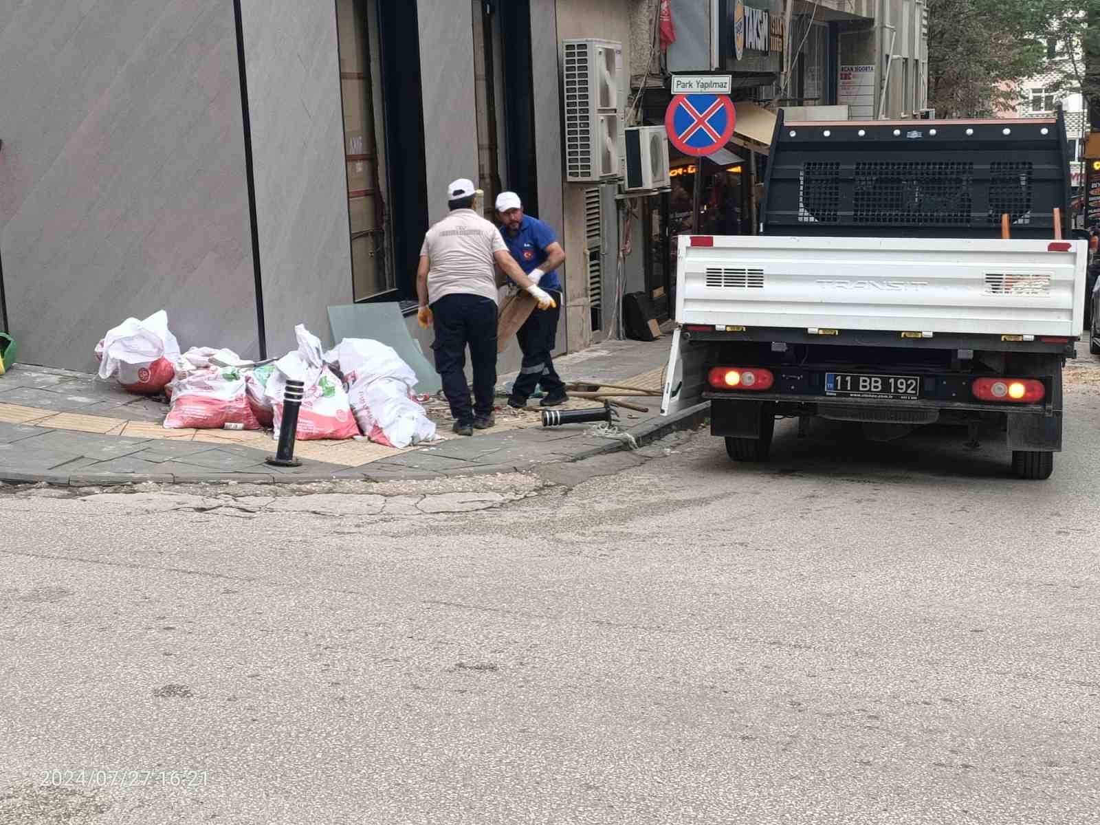 Kaldırım üzerinde 15 gündür bekleyen inşaat atıkları toplandı