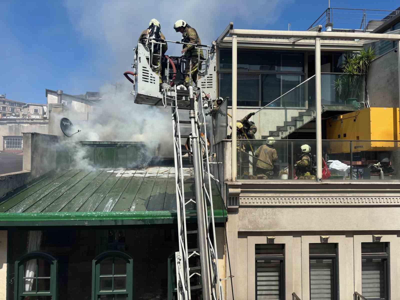 Beyoğlu’nda 5 katlı otelde korkutan yangın