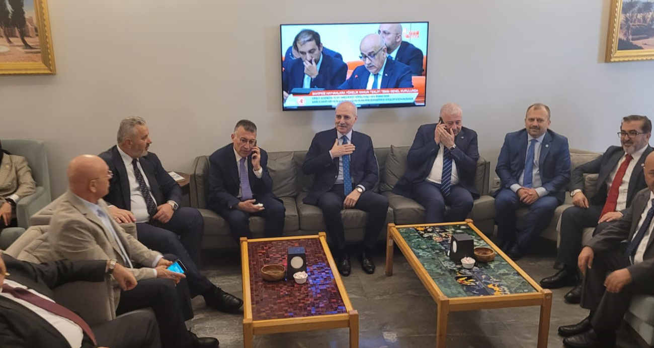 TBMM Başkanı Kurtulmuş, Meclis’te milletvekillerine ve basın mensuplarına baklava ikram etti