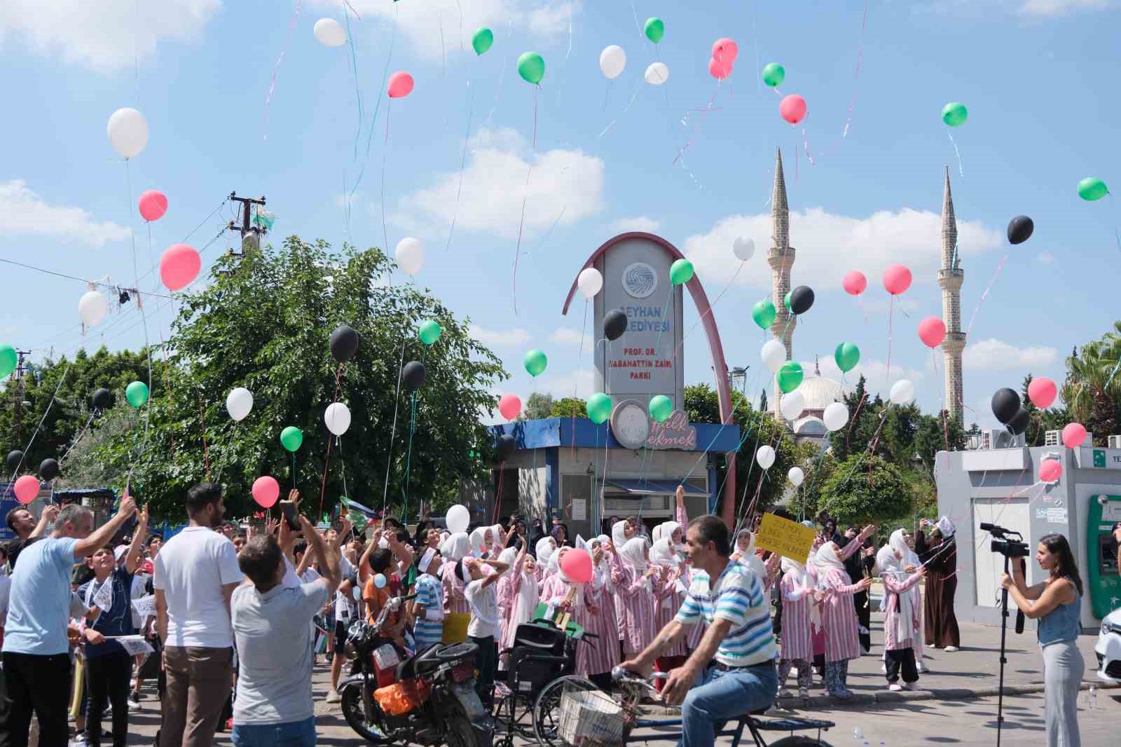 Adana’da çocuklar, Filistin’de ölen akranları için gökyüzüne balon bıraktı