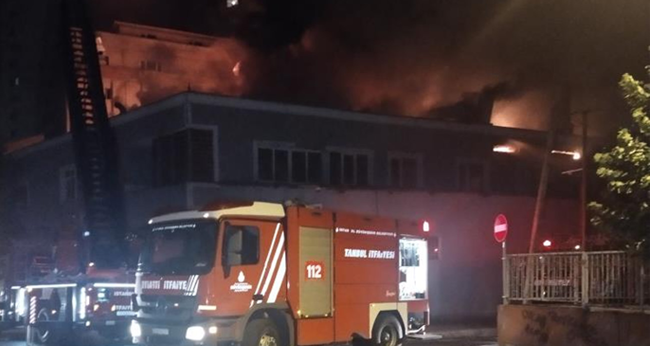 Ümraniye’de mobilya imalathanesinin çatısı alev alev yandı