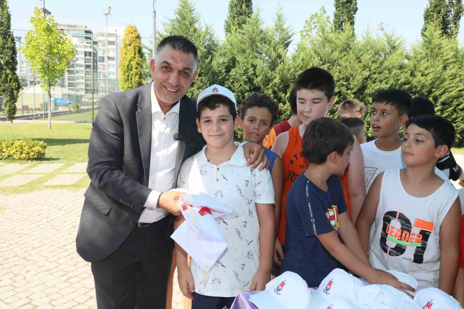 Şehzadeler Belediyesinden genç yüzücülere büyük destek