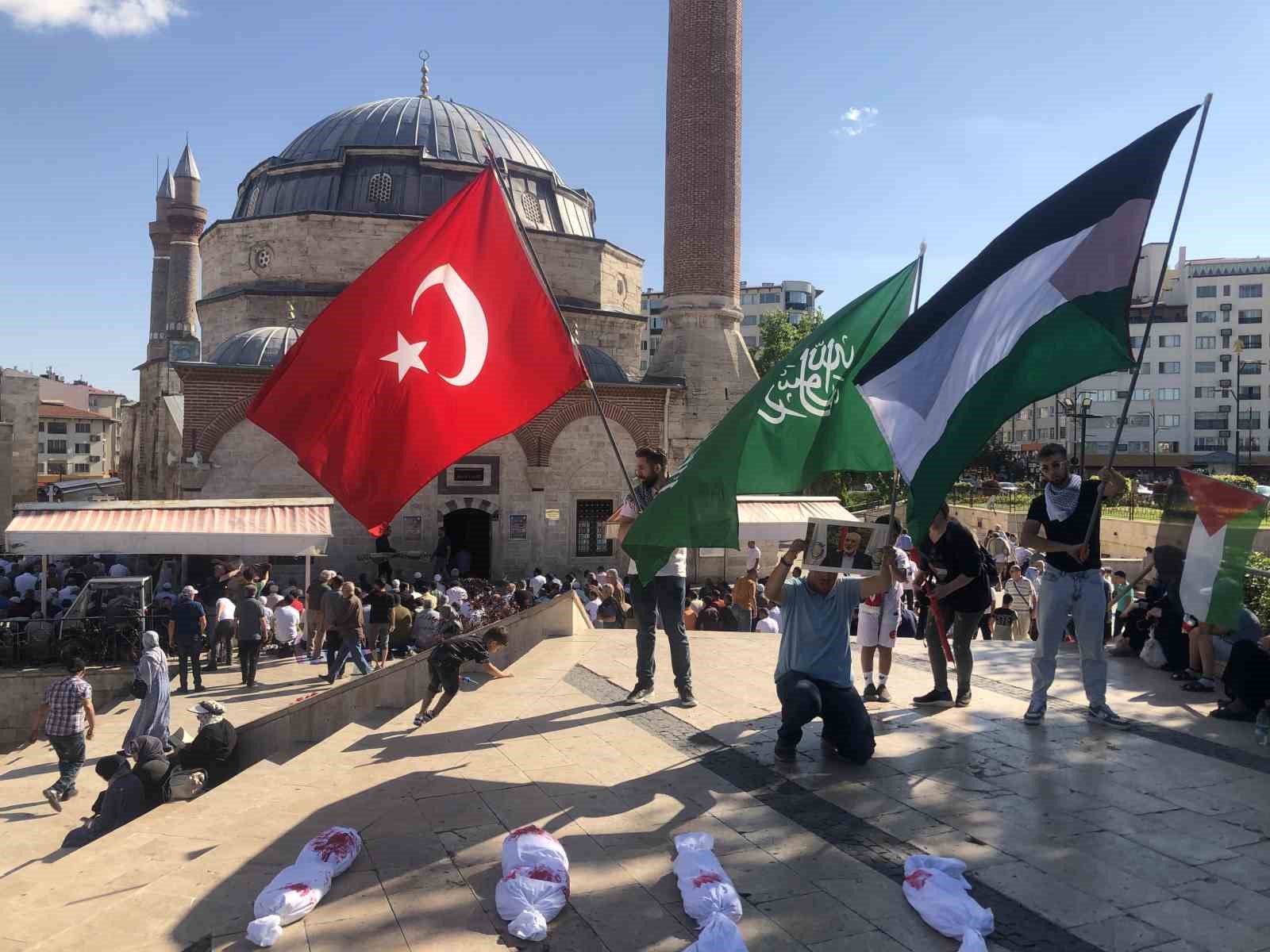 Sivas’ta Haniye için gıyabı cenaze namazı kıldı