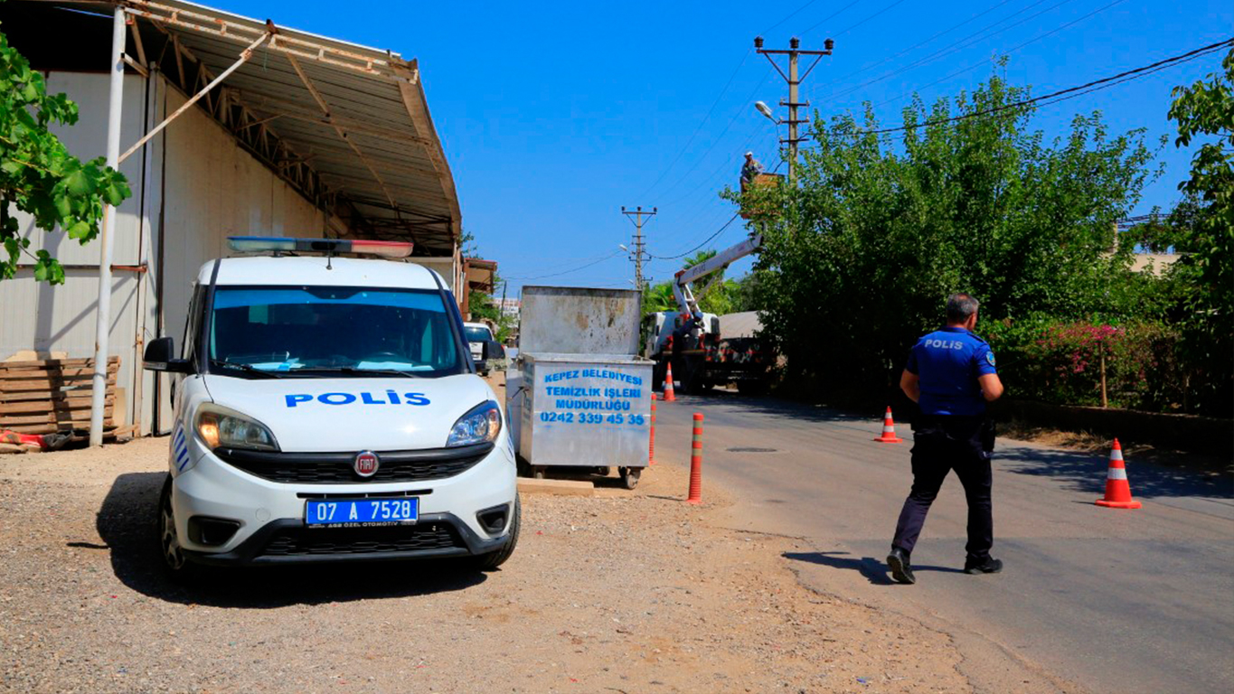 Elektrik direğinden kopan tel demir kapıya düştü, akıma kapılan adam yaralandı